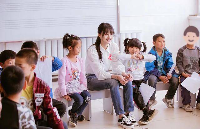 满地|原创郑爽坚持做公益，晒满地证书感谢粉丝，直言“最好的是你们”