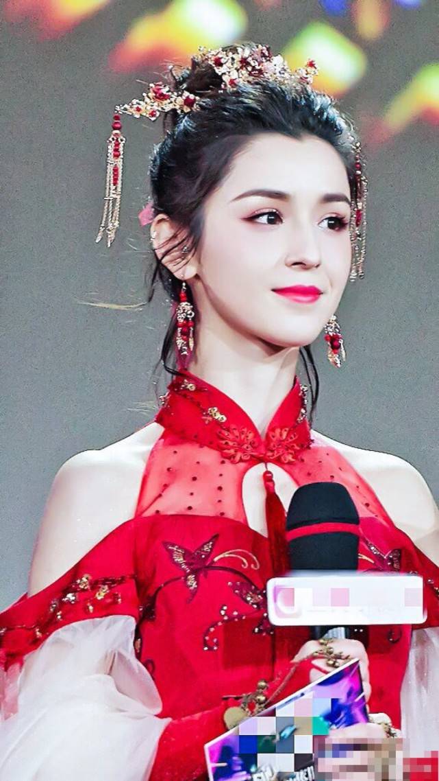 作品|原创《玉楼春》中哈妮克孜，清雅素净比平时更加美，网友感叹仙女下凡