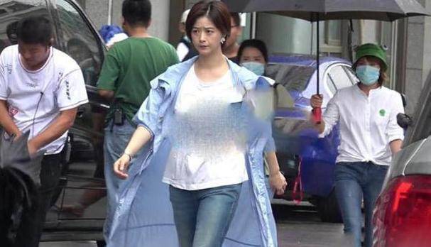 减肥|蒋欣又发福！膀大腰肥双下巴太抢镜，从小到大一直在减肥的路上