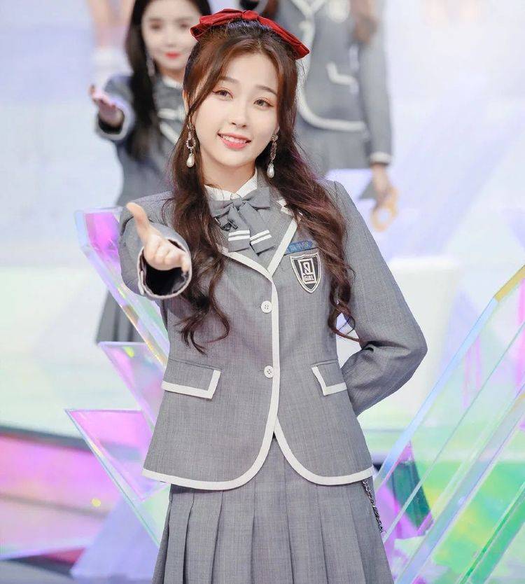 拜虞书|拜虞书欣所赐,这4款复古发饰全火了,戚薇郑爽戴上后嫩回18岁