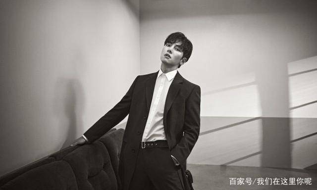 凉拖鞋排行_街拍:凉拖鞋既能穿出清凉效果,又能展现身材(2)