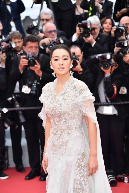 白色|“巩皇”真不是白叫的，巩俐一袭“褶子裙”高贵优雅，好霸气