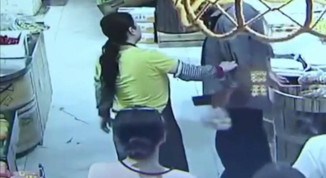 南通老人超市拿鸡蛋拒付款被拦后猝死，家属索