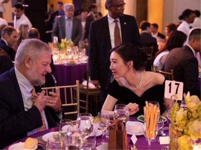 王石|王石带娇妻聚餐，穿黑色礼裙装贵妇，但贵族气质是装不出来的！