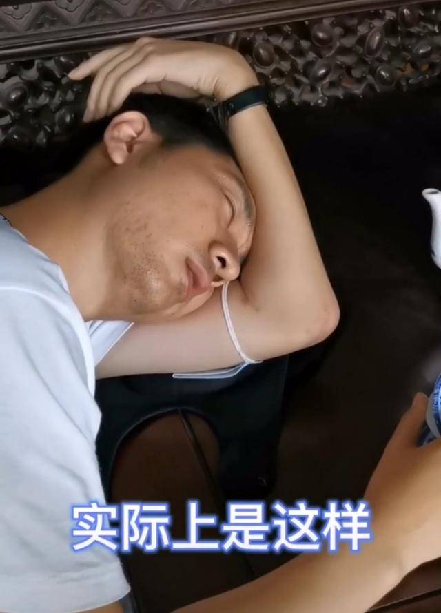 陈佩斯儿子靠爸爸吃饭?当父亲助理,累到在片场睡大觉