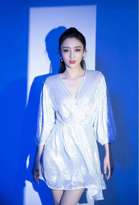 佟丽娅长相温婉穿衣大胆,一条v领亮面裙裹身上,身材好吸睛