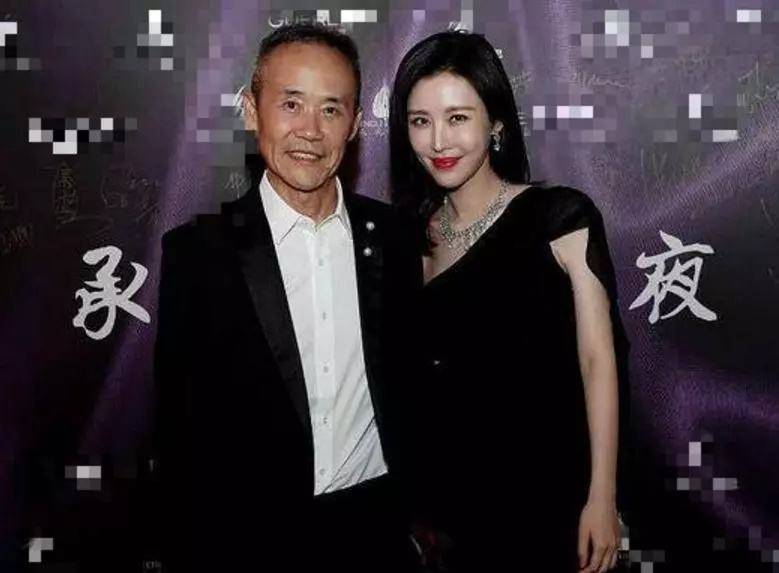 王石|王石带娇妻聚餐，穿黑色礼裙装贵妇，但贵族气质是装不出来的！