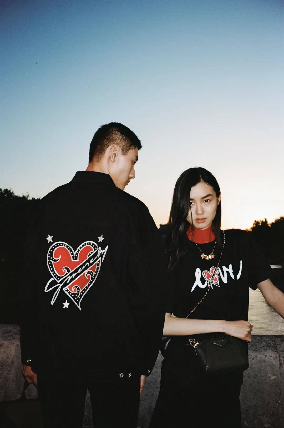 红色|七夕送礼指南| 情人节不知如何送礼？快收下这份秘籍给爱情升温吧～