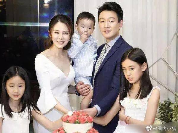 佟大为夫妻约会庆13周年，豪宅外是东方明珠，关