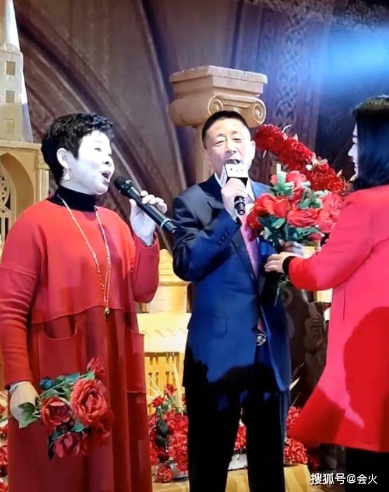 风采|原创58岁董文华罕露面，沉寂多时再现身庆典献唱，风采依旧魅力不减