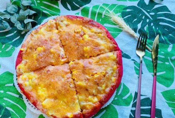 培根|好看又好吃创意满分!用火龙果榨汁做的玫红色披萨