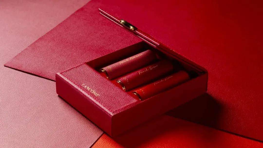 红色|七夕送礼指南| 情人节不知如何送礼？快收下这份秘籍给爱情升温吧～