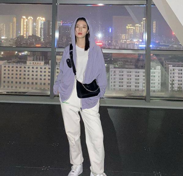 休闲|卫衣搭配什么下装好看？早秋多试试以下3款，舒适时髦又减龄