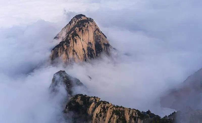 雨后初晴的华山 天如碧海 空气清新 白色的云雾 缠绕着青山峭壁 不断