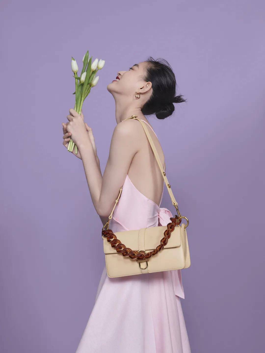 红色|七夕送礼指南| 情人节不知如何送礼？快收下这份秘籍给爱情升温吧～