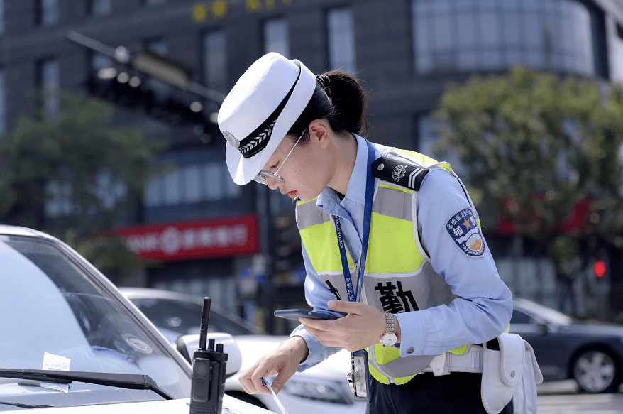 这个成立于2000年夏天的女子岗,是杭州首支由清一色女警组成的交警