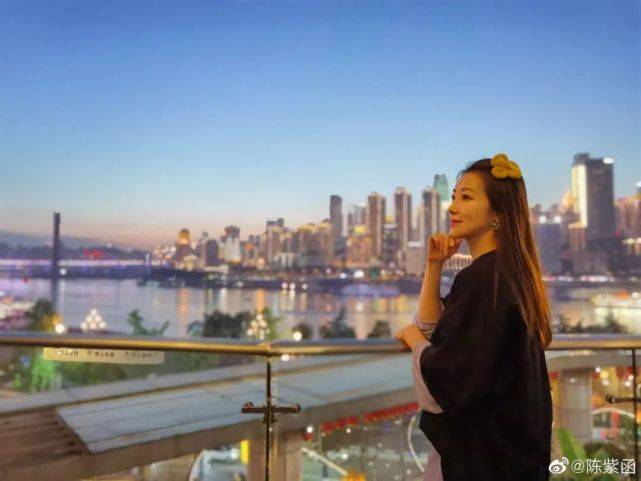 金巧巧|原创跟金巧巧蒋勤勤并称北影三朵花，半张脸都花了，都挡不住她的美貌