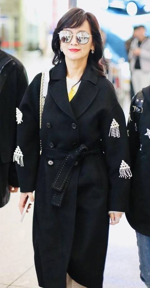 大衣|65岁的赵雅芝穿大衣浴袍走机场,虽然不抗老,却也只像50岁