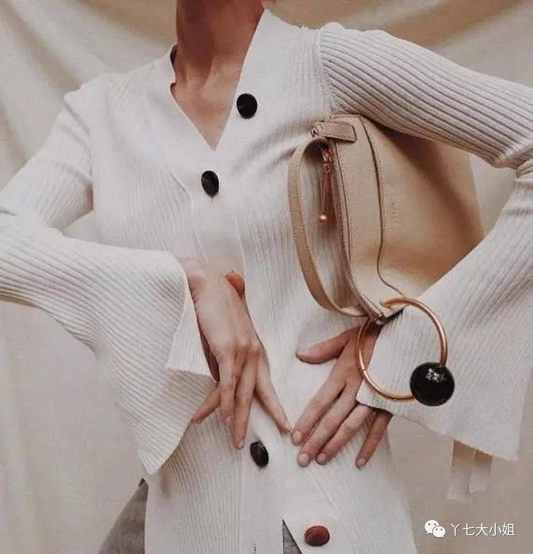 装饰|嫌衣服单调？加几颗小钮扣，眼睛都看直了~