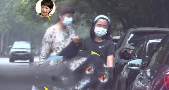 皮肤|原创张嘉译妻子罕见亮相，皮肤状态很真实，穿着打扮也朴素！