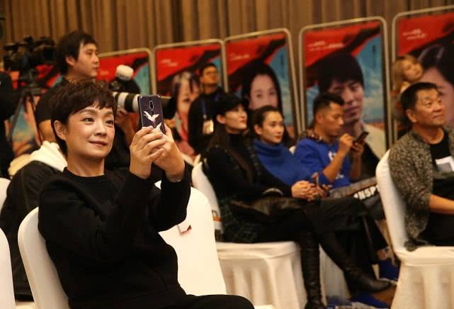 皮肤|原创张嘉译妻子罕见亮相，皮肤状态很真实，穿着打扮也朴素！