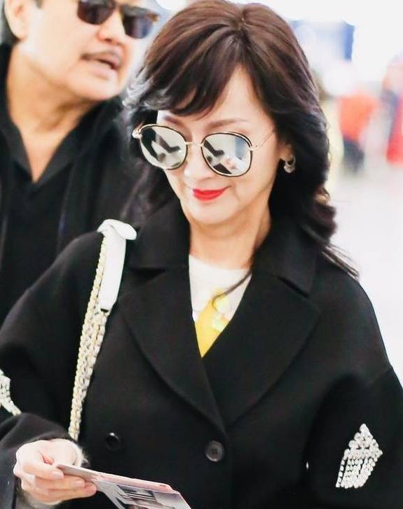 大衣|65岁的赵雅芝穿大衣浴袍走机场,虽然不抗老,却也只像50岁