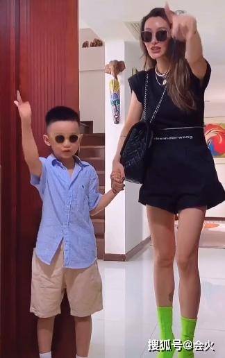 儿子|原创42岁爱戴时隔7年重新露面，模样大变让人不敢认，被质疑整容变脸