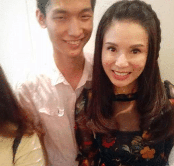 显得|原创李若彤跟粉丝合影，穿的硬是只有24岁，但脸的状态看得出50多了！