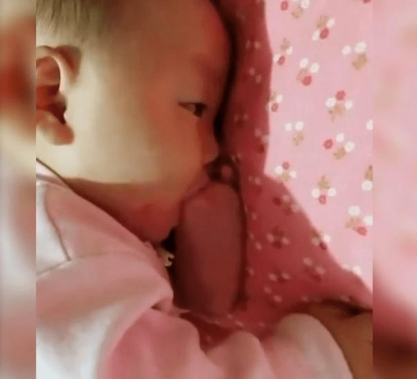 小宝宝|妈妈回来看见这样一幕，网友：亲爹爸爸哄娃一小时以为他睡着了