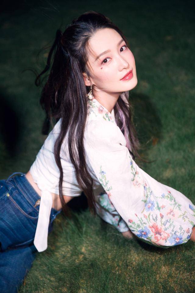 李沁的气质太飒了,简约大气的复古风穿搭,尽显都市女人魅力