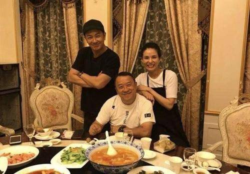 显得|原创李若彤跟粉丝合影，穿的硬是只有24岁，但脸的状态看得出50多了！