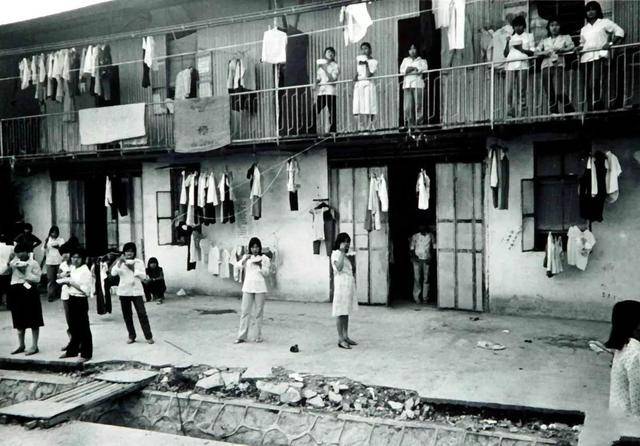 80年代深圳照片:图二农民工蹲在树下吃饭,图八三无人员被遣返