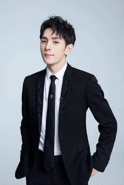 李佳琦半夜道歉,面对网友指责“飘”,回复: