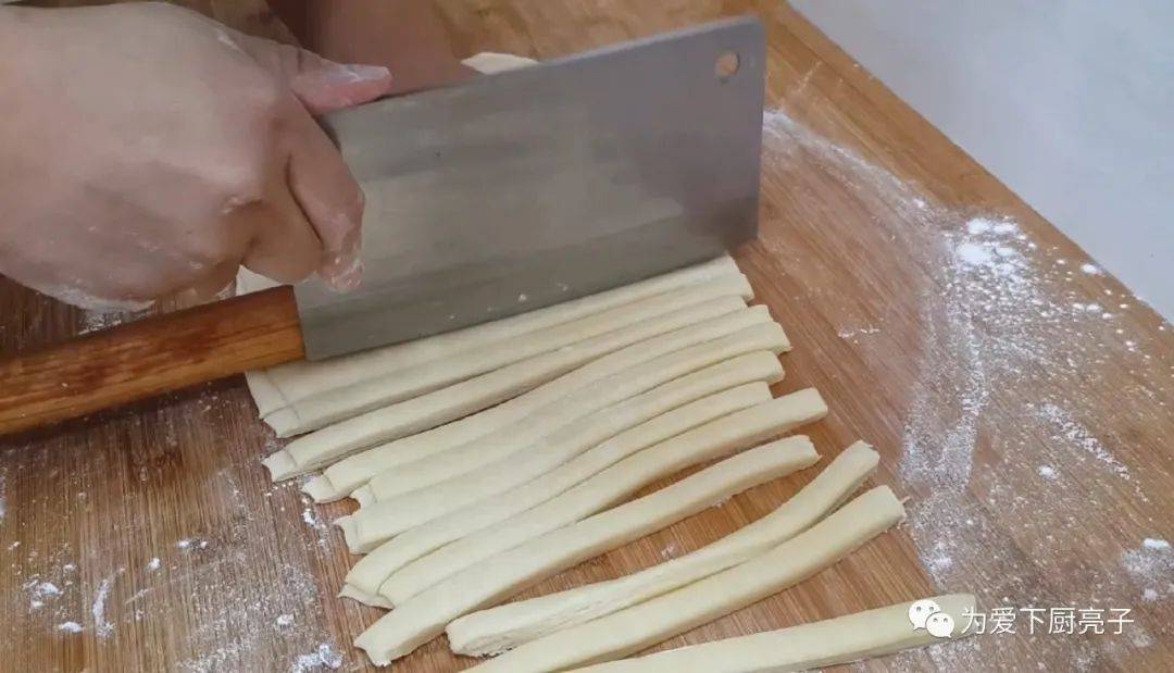 油条|不用烤不用烙，比油条麻花好吃，真的太好吃了家常小零食的做法