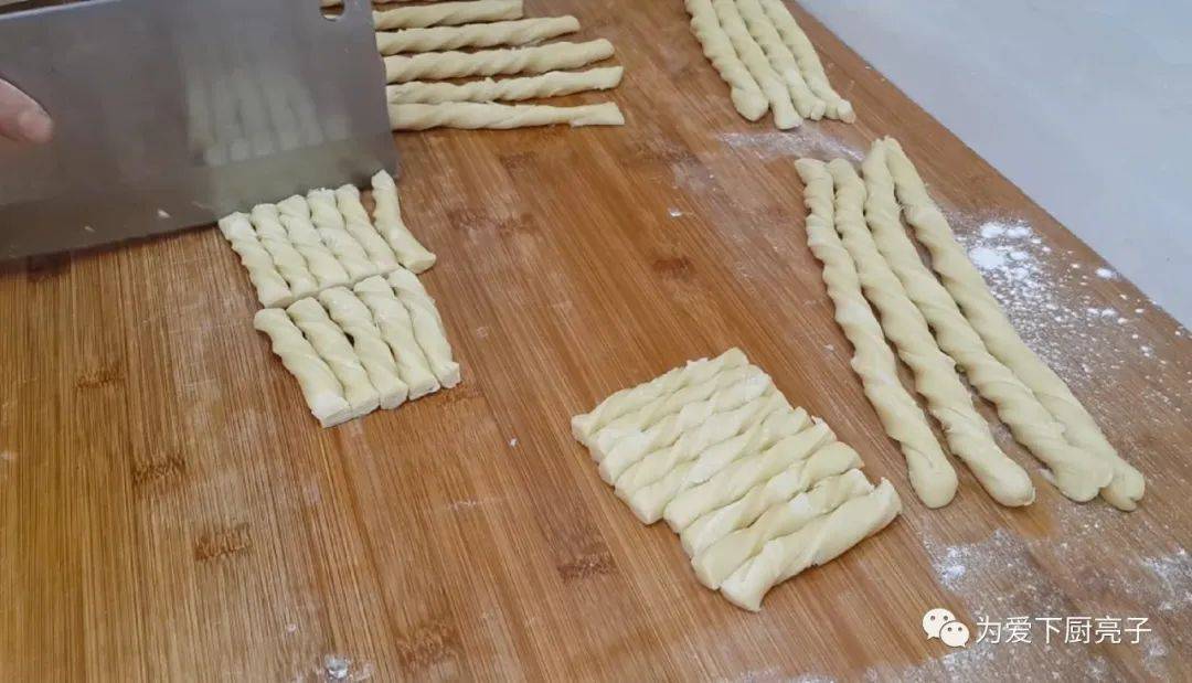 油条|不用烤不用烙，比油条麻花好吃，真的太好吃了家常小零食的做法