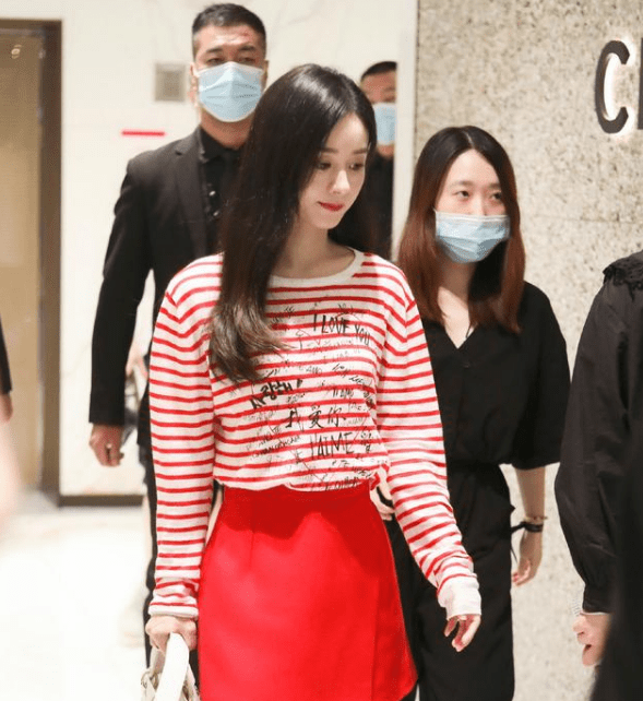 条纹|赵丽颖出席线下活动，身穿条纹上衣搭配红裙，细腰长腿全程抢镜