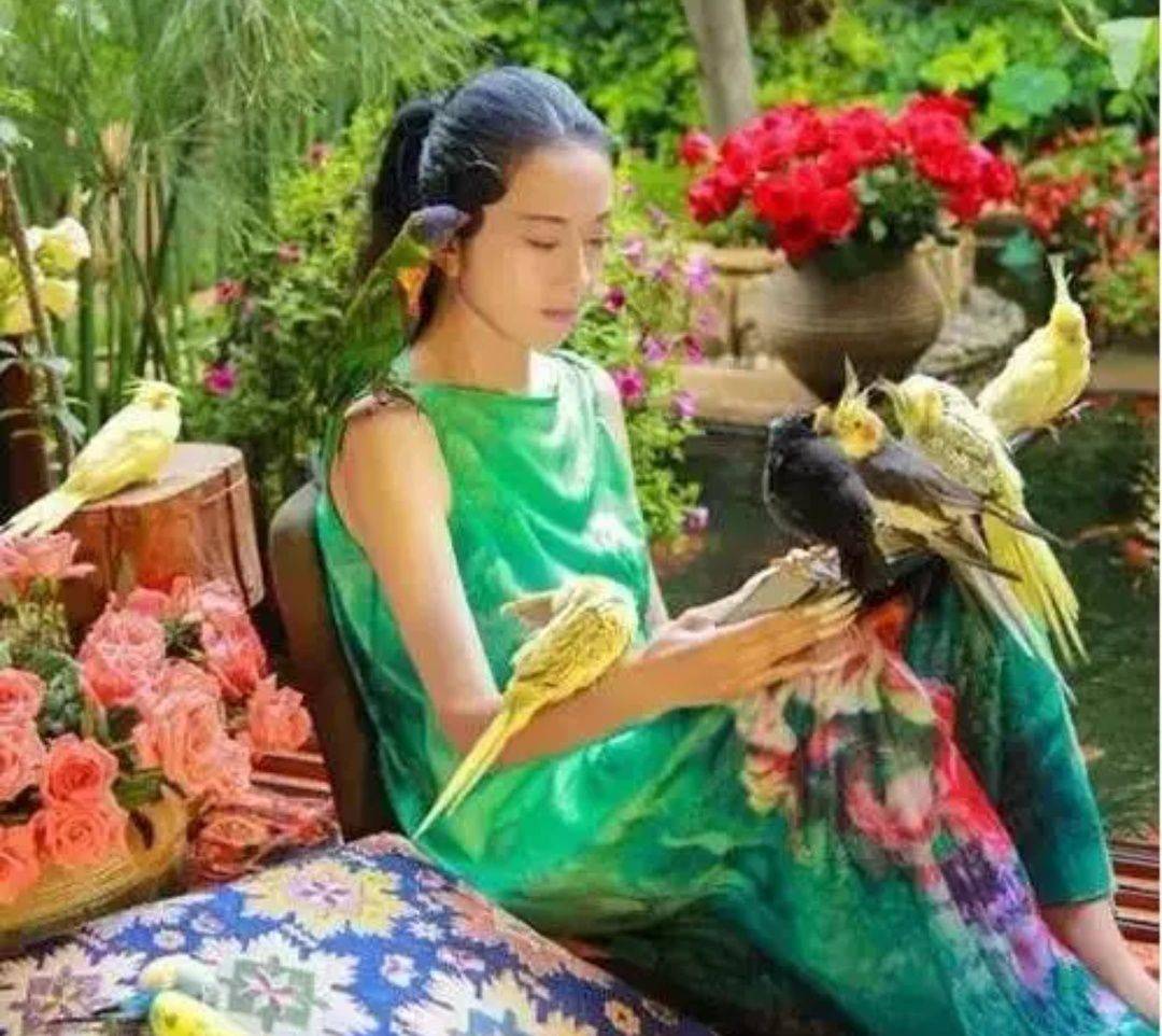 玫瑰|杨丽萍不吃米饭不生娃，居然生吃玫瑰？网友：当自己孔雀啊？