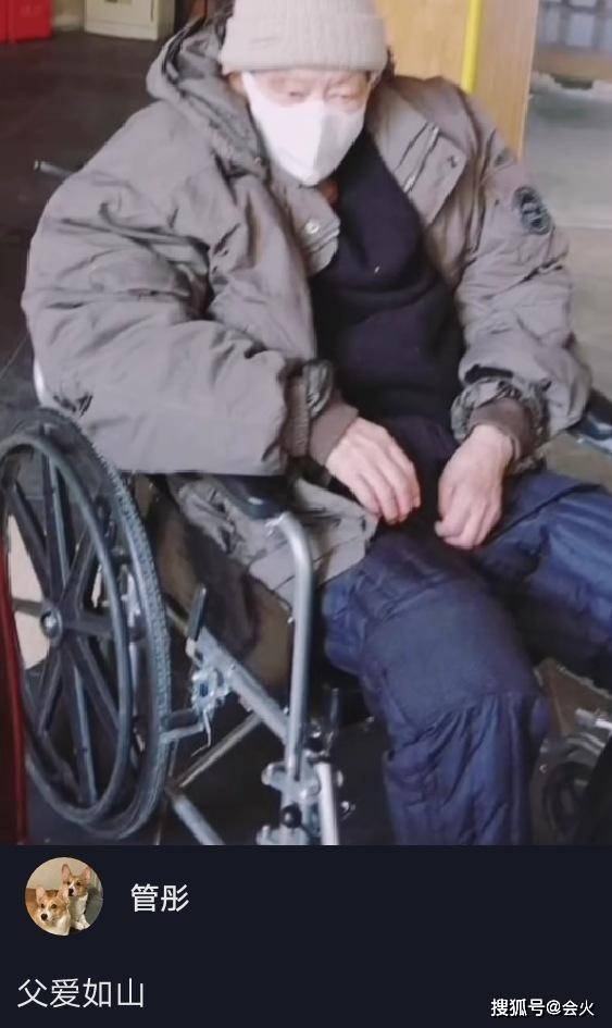 地方台|原创49岁管彤老态初显，大合照站位比地方台主持还靠后，脸都看不清！