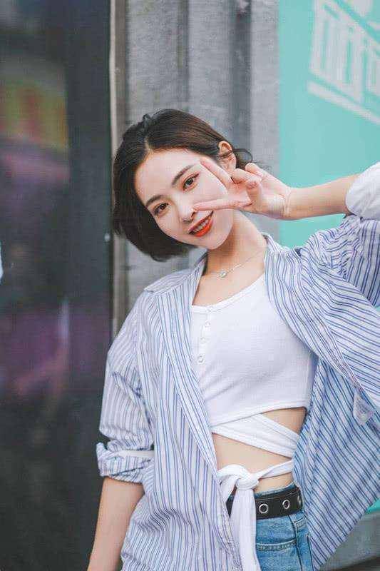 许佳琪的女团身材有多绝?穿紧身裤秀出小蛮腰,难怪能高位出道