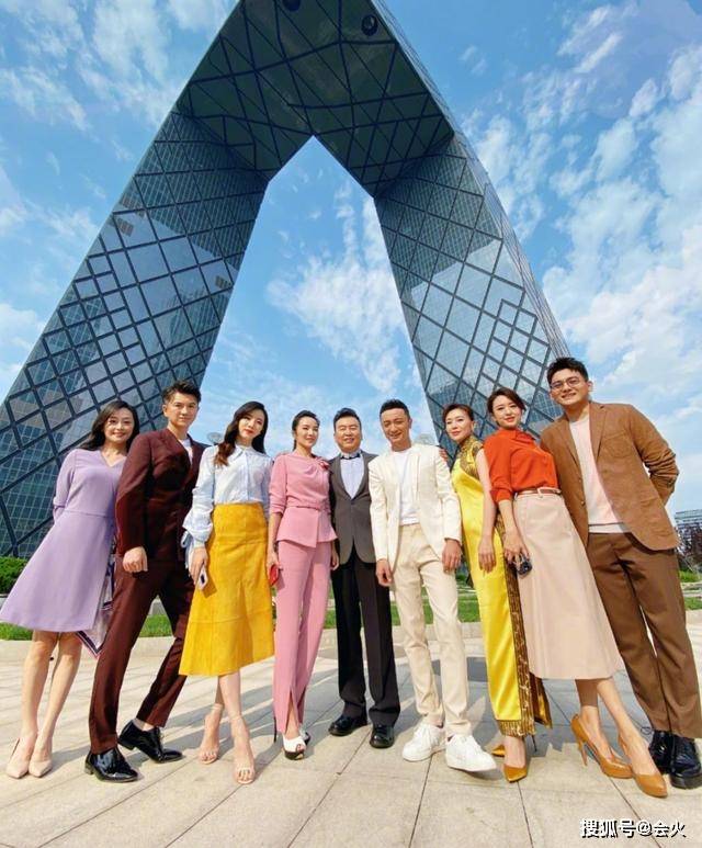 地方台|原创49岁管彤老态初显,大合照站位比地方台主持还靠后,脸都看不清!