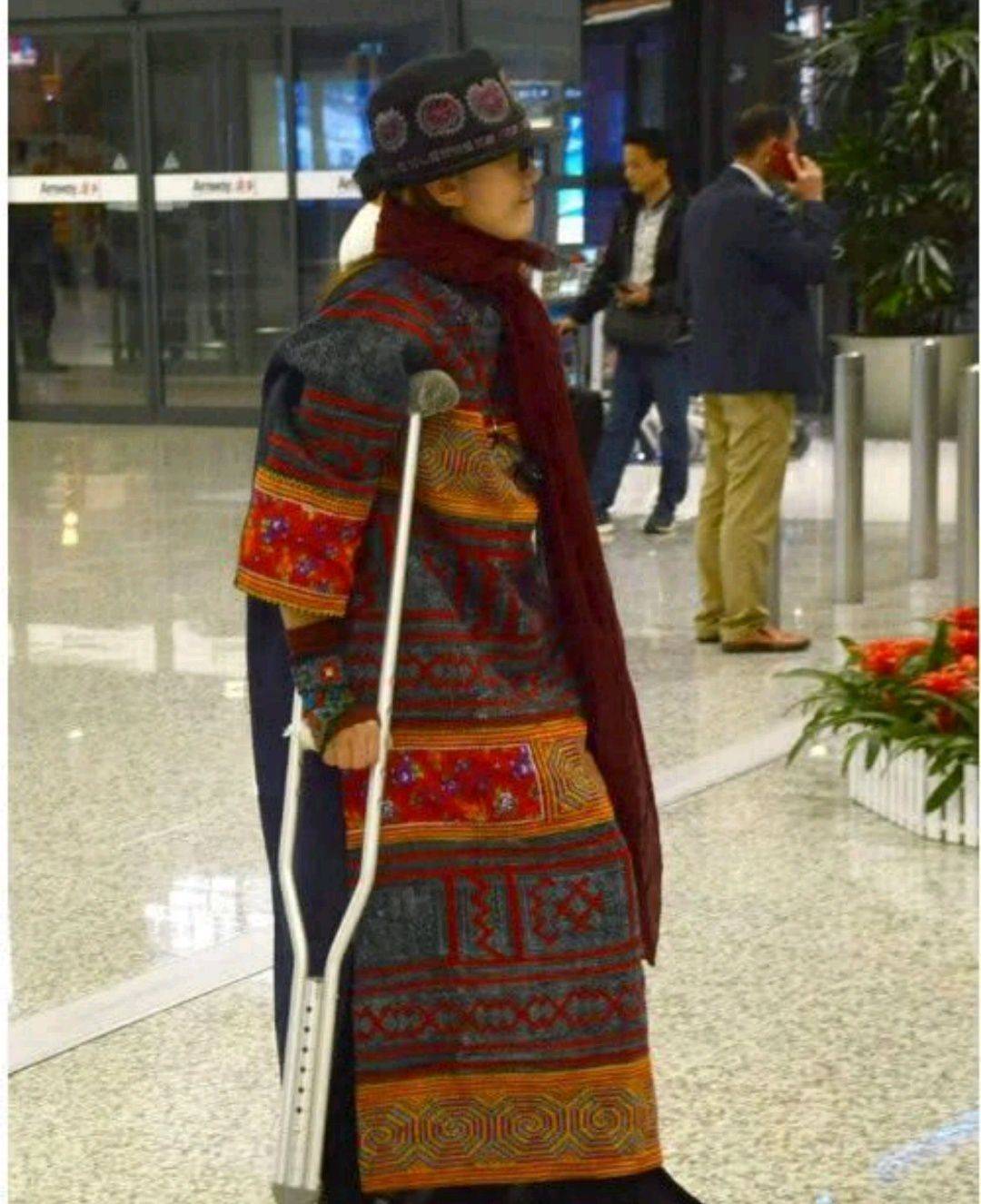 玫瑰|杨丽萍不吃米饭不生娃，居然生吃玫瑰？网友：当自己孔雀啊？