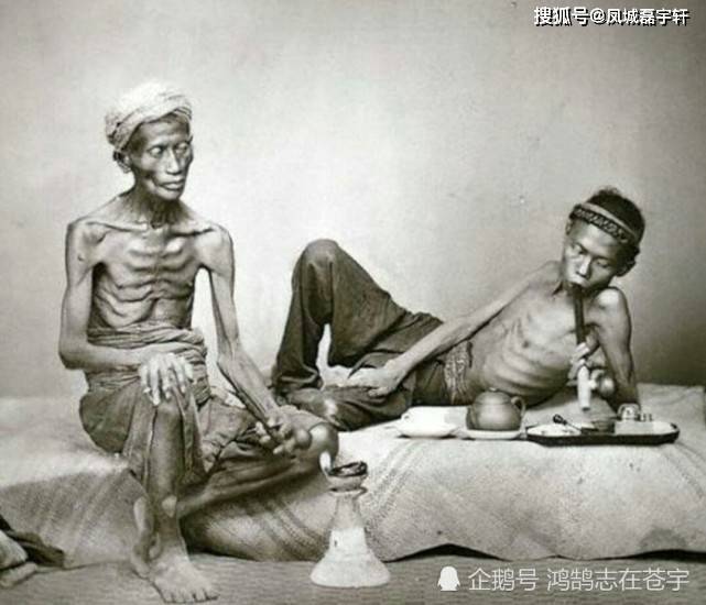 清末真实照片抽上大烟的男子瘦骨嶙峋京城的八旗后裔在家门口玩鹰