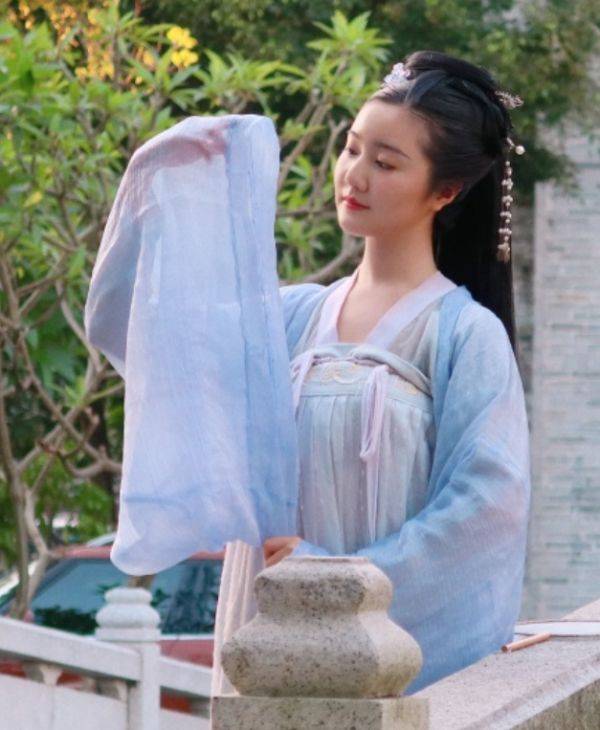 高君雨|谁还记得“点读机女孩”?长大后考进名牌大学,颜值气质不输章子怡