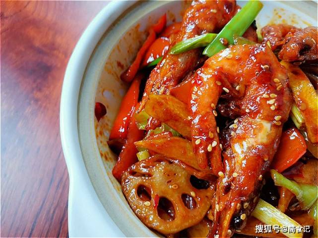 香辣|香辣开胃又下饭，一次20只不够吃大虾别再水煮了！教你新做法