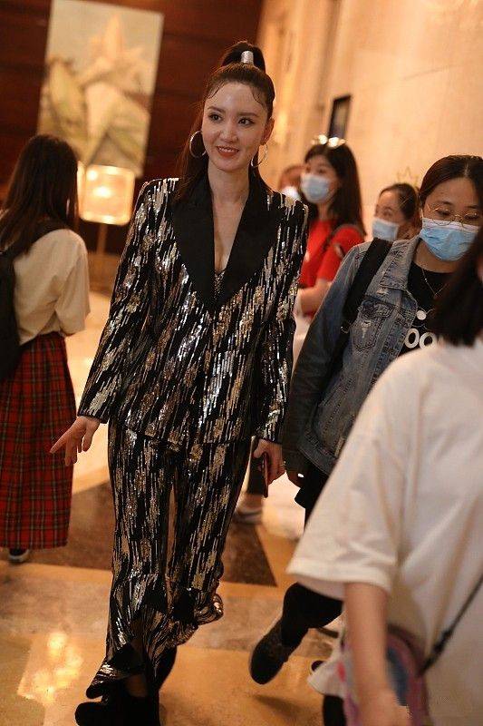 亮片|张萌高有马尾配亮片复古装，气场还是很逼人，但颜值却拉低很多