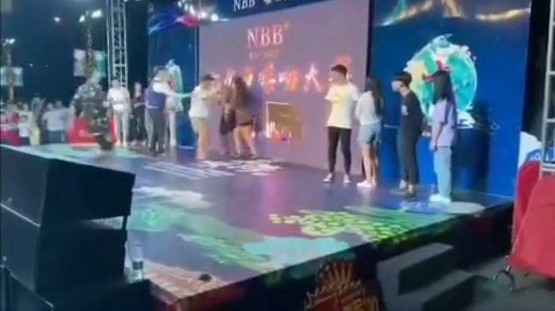 桂林接吻大赛现场，两名女子轮流上台手撕同一