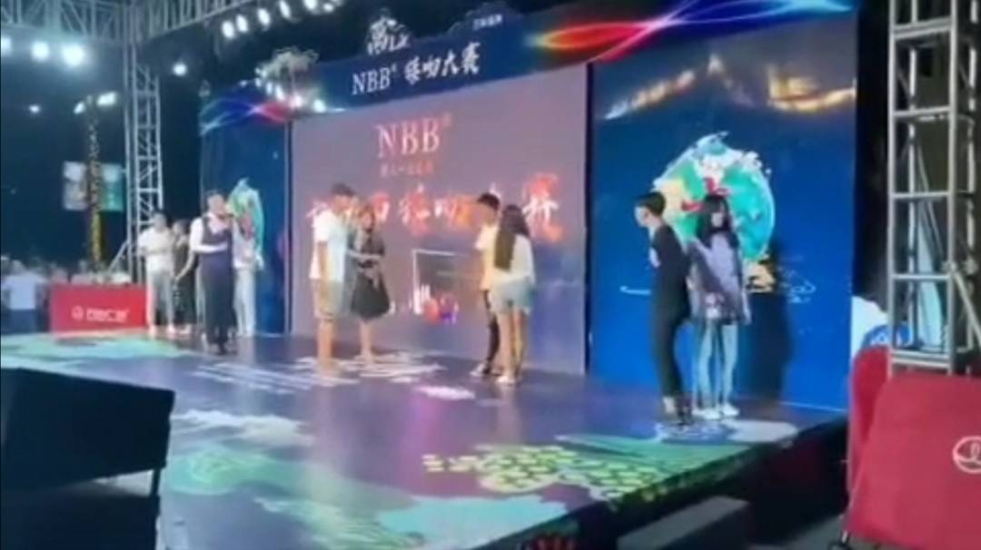 桂林接吻大赛现场，两名女子轮流上台手撕同一