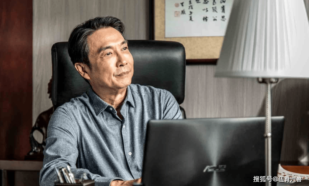 70岁刘松仁近照曝光,中风后身材明显消瘦