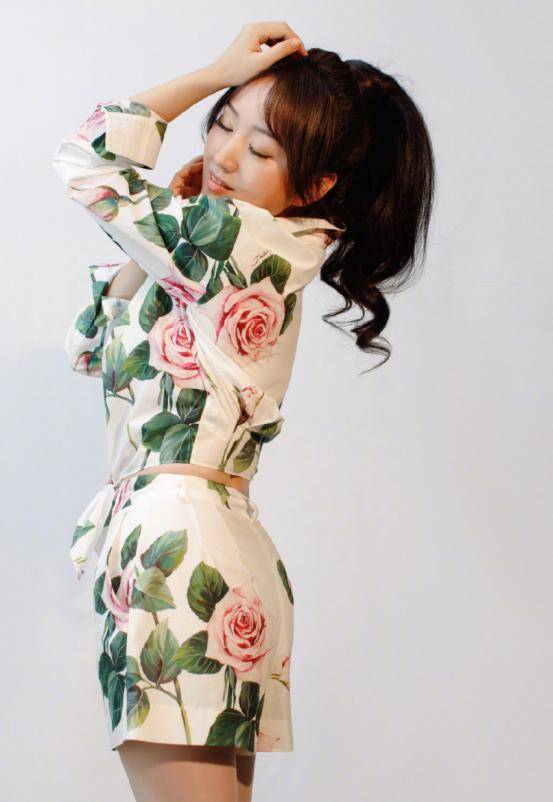 杨钰莹|杨钰莹体态没岁月感,穿紧身连体裤秀窈窕身材,曲线不输小姑娘