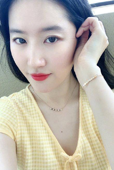 刘亦菲晒33岁生日美照，果然是神仙容貌，舒畅唐